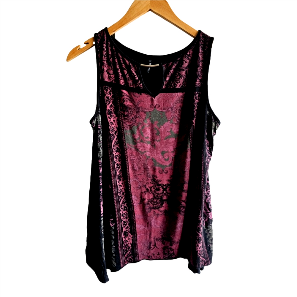 ✨ 3/$20✨ Breezy Shark Hem Sleeveless Burgandy Top - Picture 2 of 8